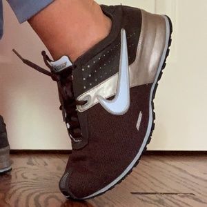 Like NEW  Nike Zoom Sneakers, Size 9